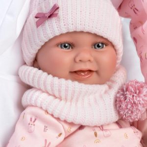 Llorens beba Nika u prenosivoj ljulji